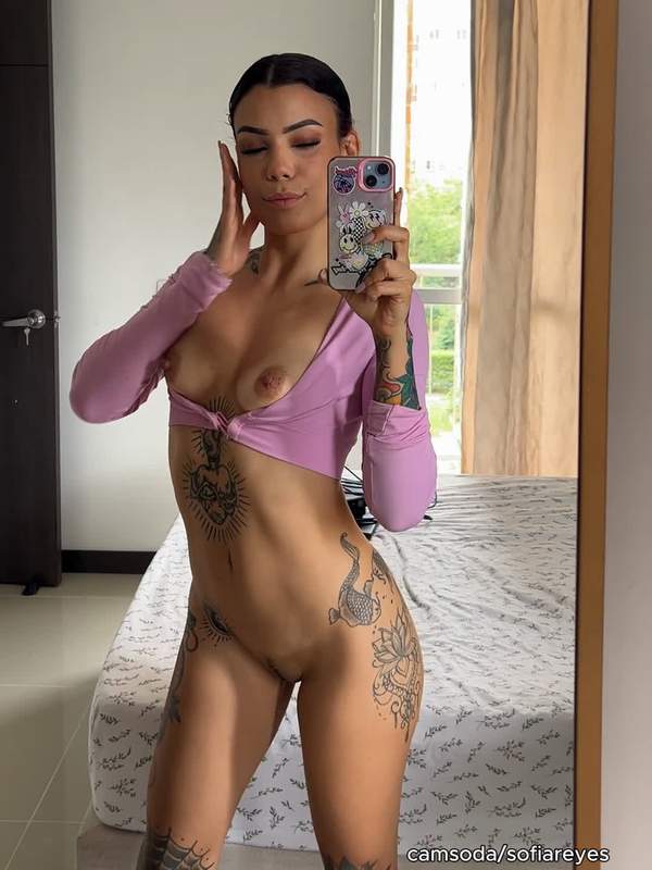 Es ist Selfie Zeit - ein amateur Girl mit einer Tätowierung