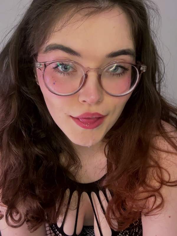 Brünette mit Brille zeigt nasses Gesicht beim Solo