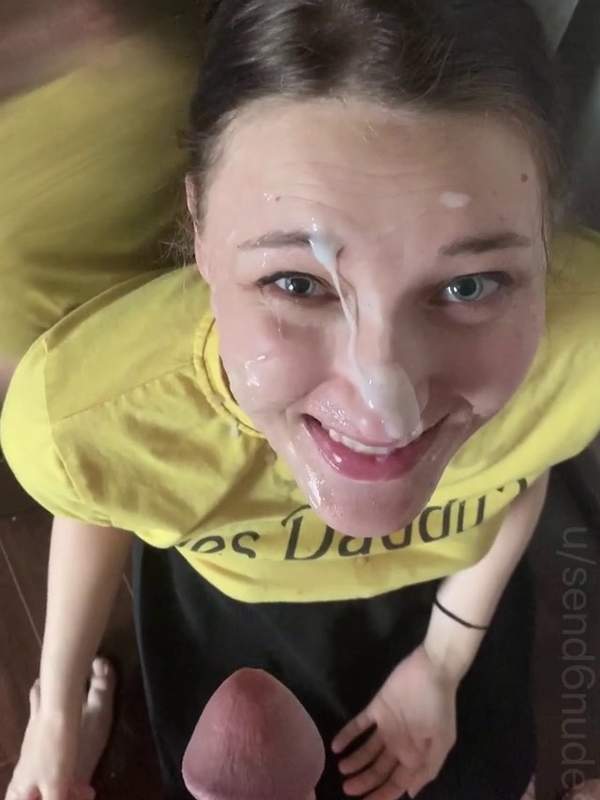 Niedliche Amateurin zeigt ihren Schwanz und gibt ihm ein Gesicht