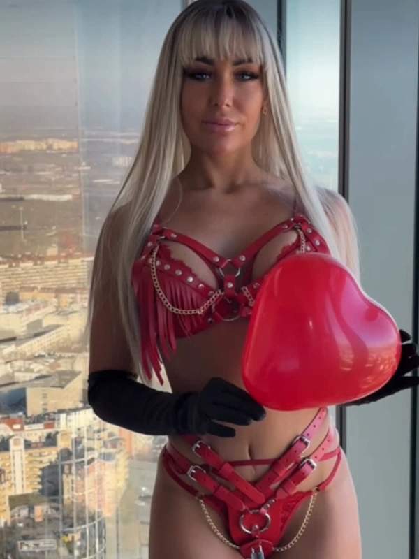Blondine in Latex öffnet Valentinstagsgeschenk