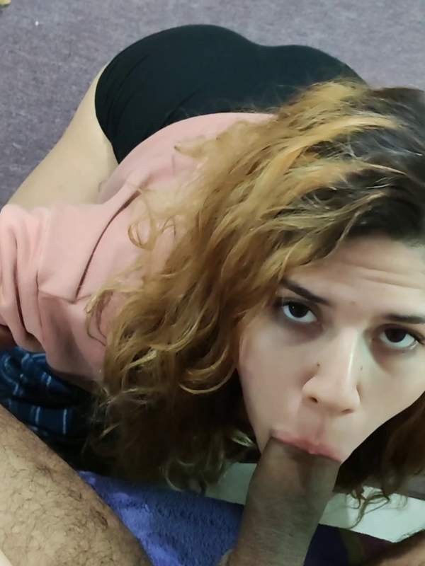 Ein Amateur mit großen Titten lutscht einen Schwanz