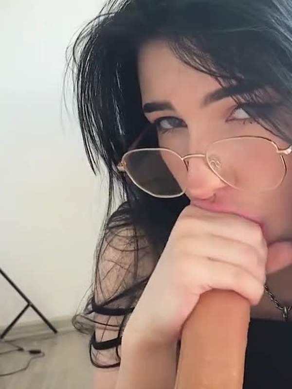 Gothic Teen mit Brille lutscht dick
