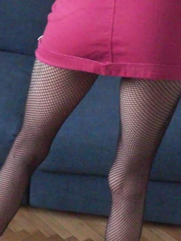 Candie kniet sich vor und lutscht tief in den Penis.