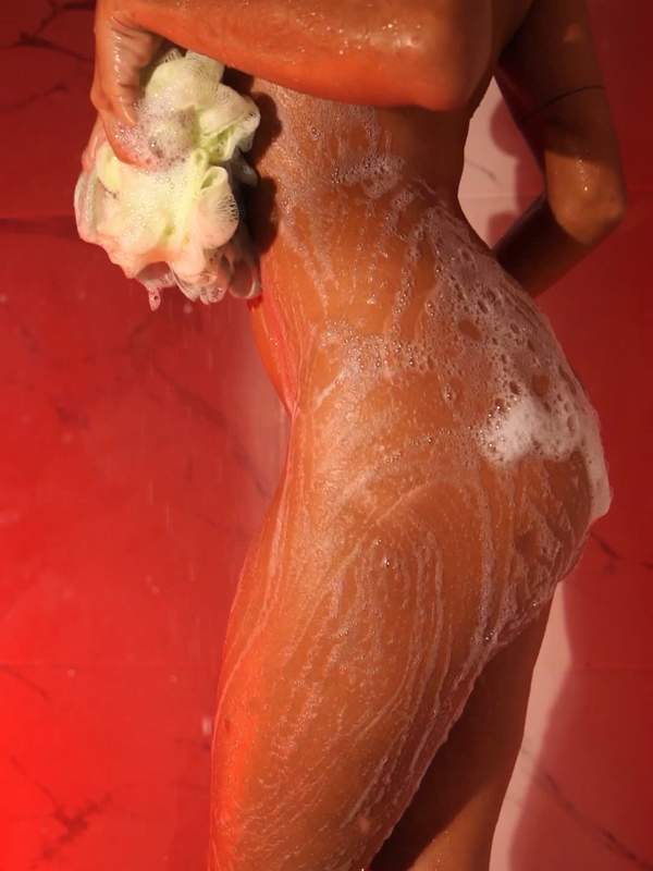 Nackte Camgirl mit kleinen Titten und perfektem Arsch in der Dusche