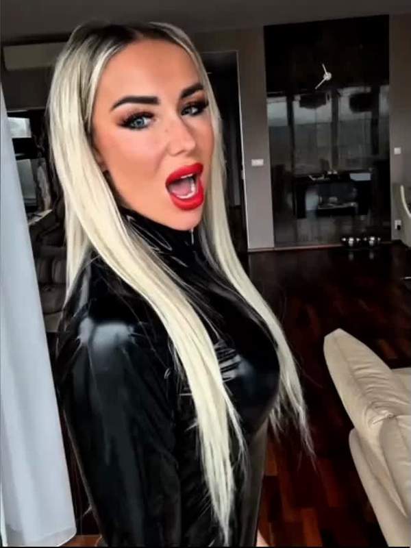 Blonde Frau zeigt sich solo und fragt nach Videos
