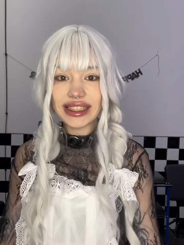 Niedliches Anime-Cosplay-Mädchen in Kostüm