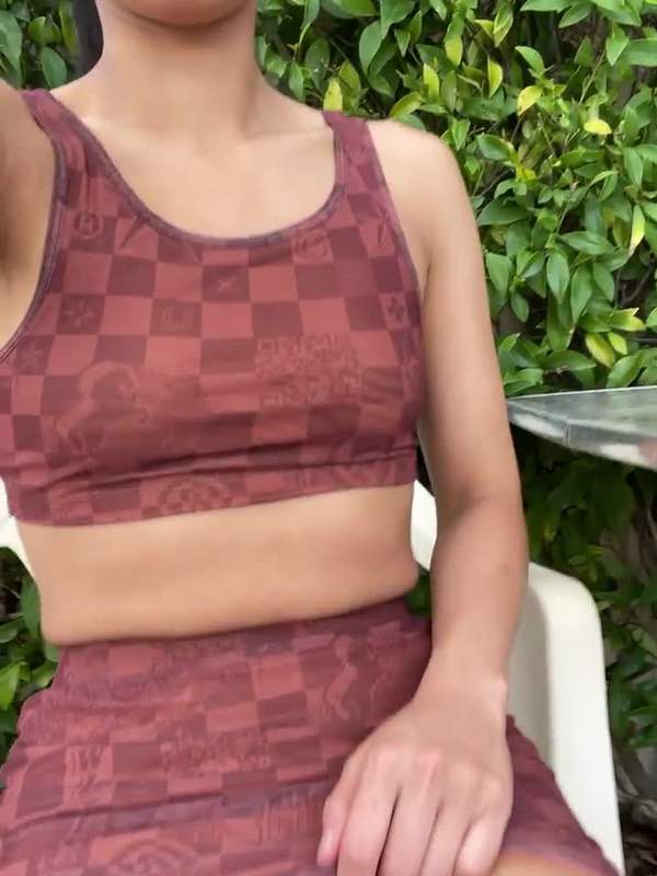 Asiatische Teen zeigt rasierte Schamlippen aus eigener Sicht