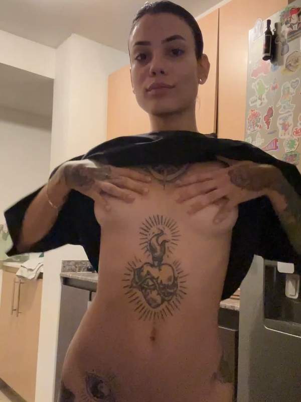 Brünette mit Tätowierung zeigt Titten und macht Camsoda