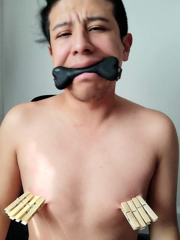 Ich knete meine Nippel - ein Solo mit Nippelpiercings