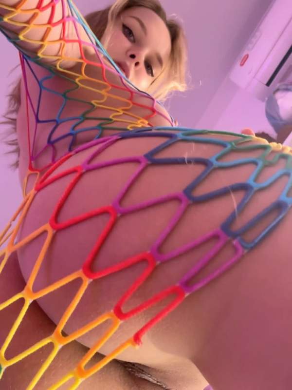 Blondes Mädchen zeigt zwischen den Beinen