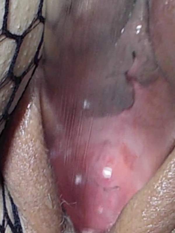 Amateurin wird mit dem Dildo gefickt