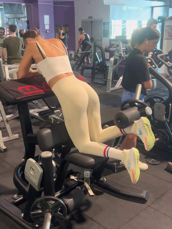 Niedliches Mädchen sitzt im Fitnessstudio auf dem Gesicht