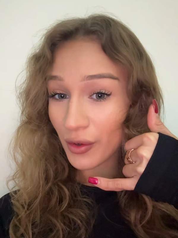 Niedliches Mädchen mit süßen Lippen und kleiner rosa Arschloch