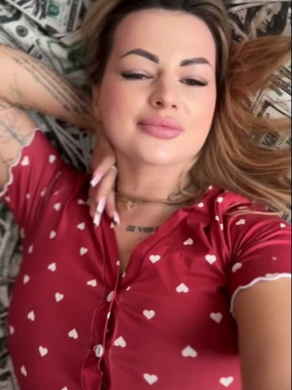 Blonde Frau allein zuhause, neckt sich selbst