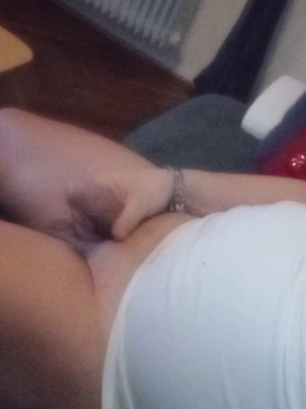 Amateurin masturbiert und bettelt um großen Schwanz