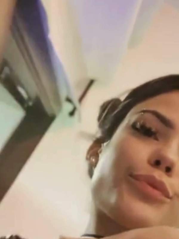Lateinische Amateurin zeigt sich in sexy Outfit