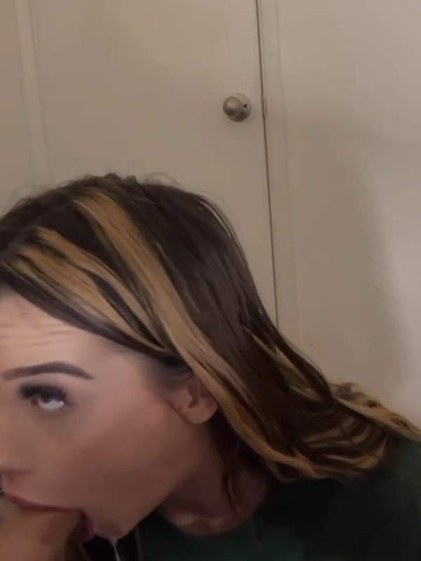 Sie lutscht tief und spritzt ihr Gesicht