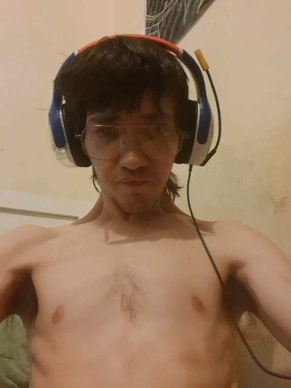 Junge Mann masturbiert mit Gaming-Headset