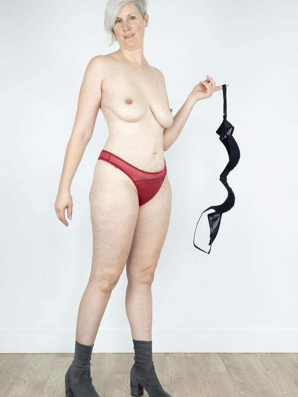 Blonde Mutter zeigt Reife und Strippen