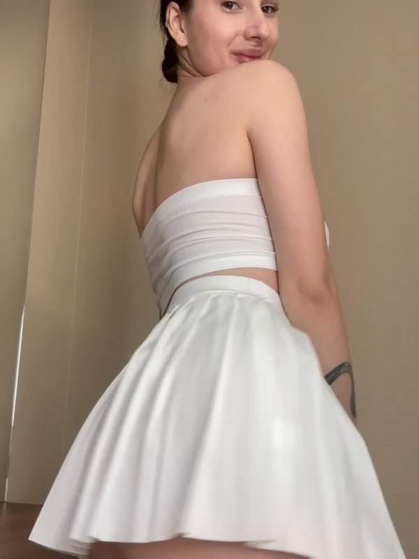 Hey Babe ich bin Milana - verspielt und voller Energie Ich liebe es dich mit meinen Kurven zu verwöhnen und dich mit meinem Lächeln zu verführen