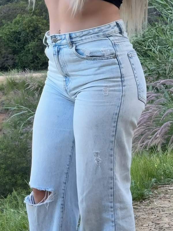 Heiße Blondine in Jeans wird gefickt