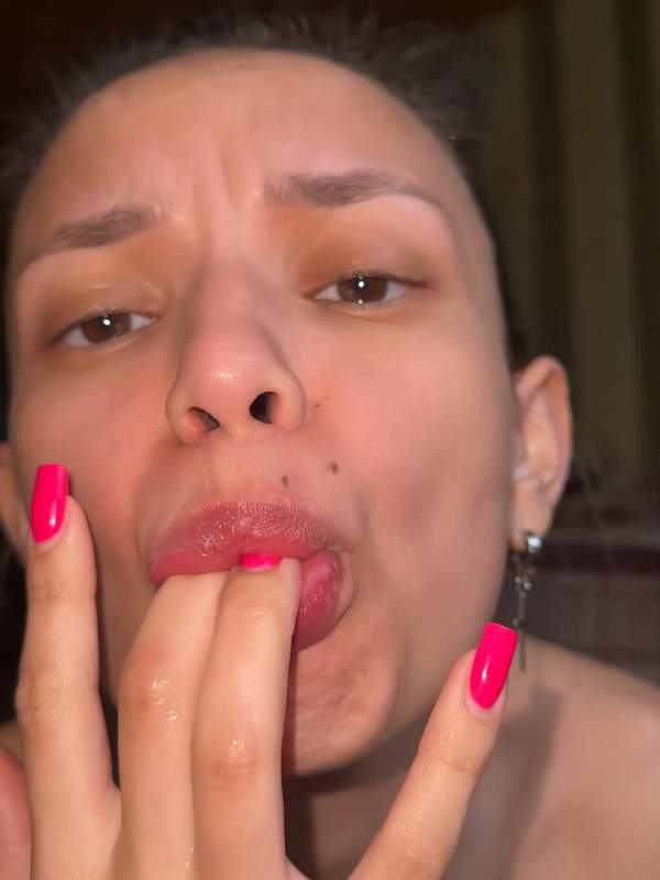 Brünette Amateurin mit Muschi wird im Dubai-Setting von hinten gefingert
