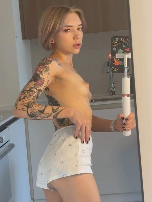 Nette Amateurin mit Tätowierung und Piercing neckt sich selbst