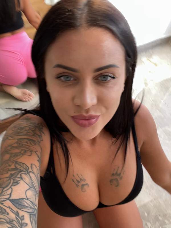 Sex mit einer schönen brünetten Amateurin