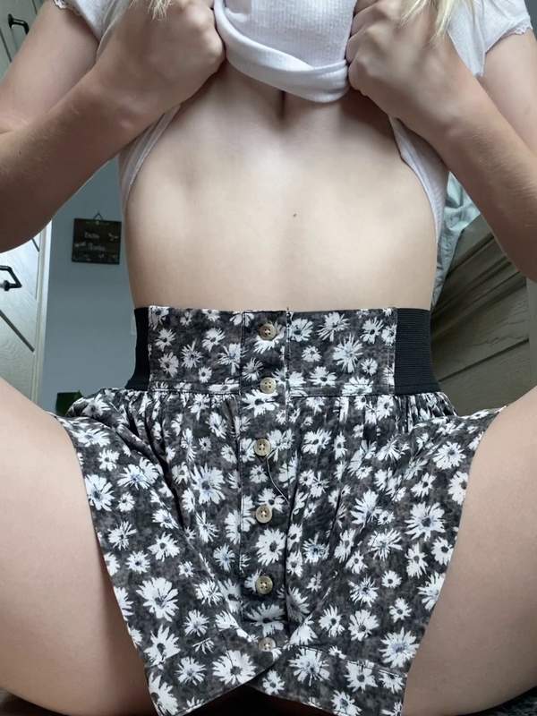 Amateurin zeigt blinkende Titten in floralen Shorts