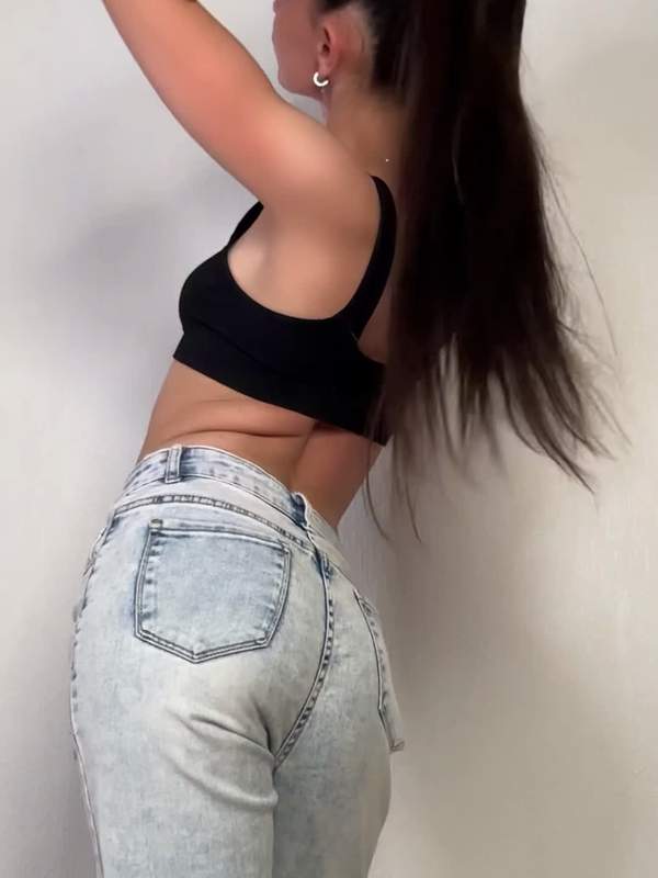 Blonde Amateurin mit Tätowierung masturbiert und lutscht ihren Arsch