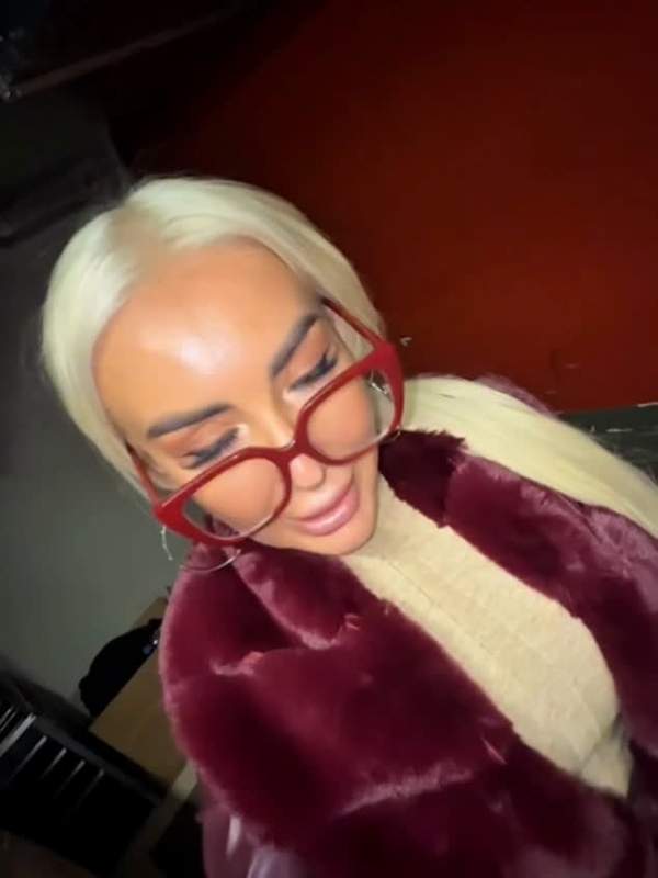 Blonde Mutter zeigt Anal und Durchsickern