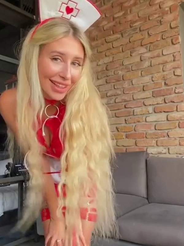 Blonde Krankenschwester wird von Patient gefickt