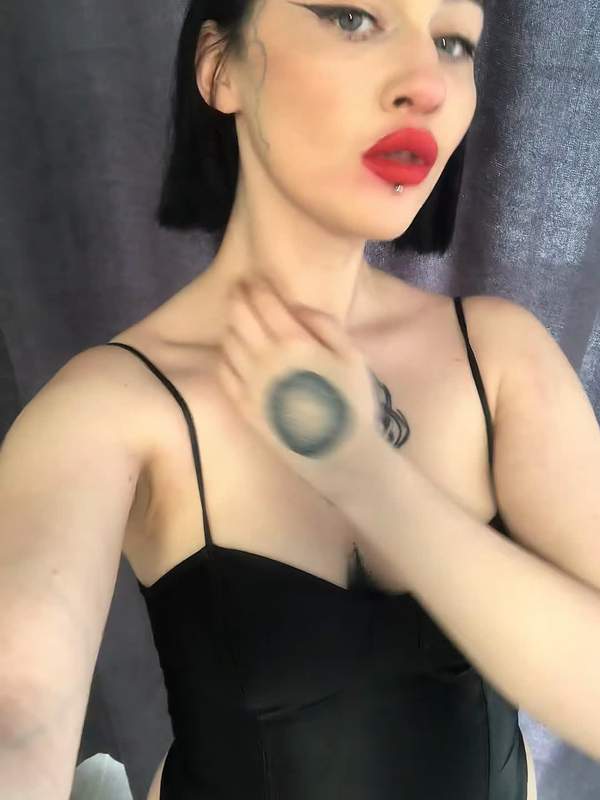 Junges Mädchen reitet auf ihr und bekommt Handjob