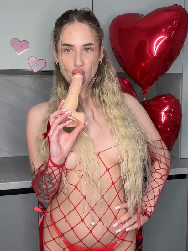 Mimi Polina zeigt sich mit Bauchnabelpiercing und Dildo