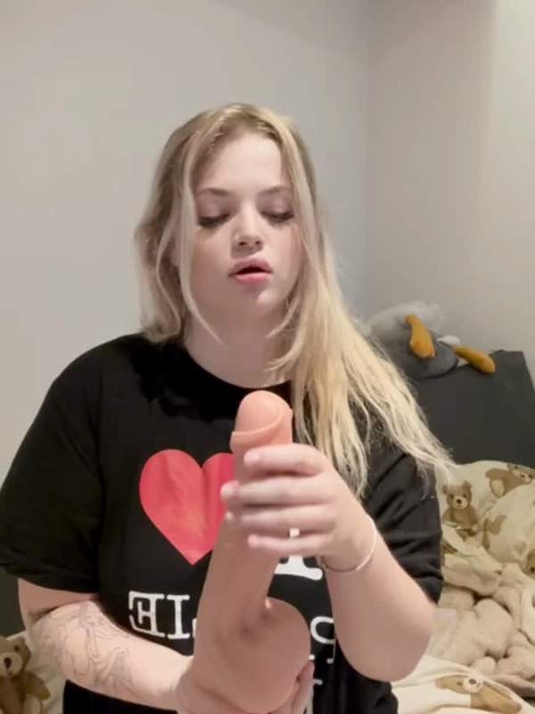 Blondine zeigt Dildo-Blowjob und Anal