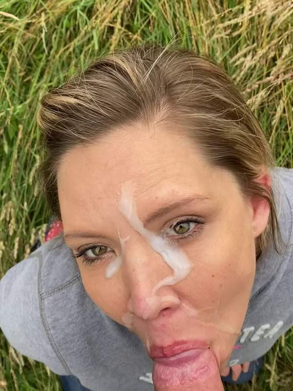 Sie lutscht sein Glied im Feld und bekommt ein Gesicht voll