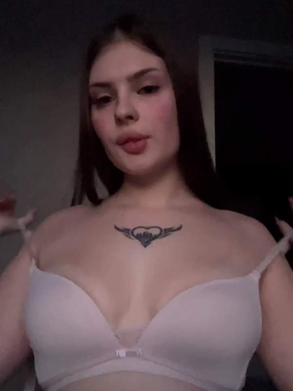 Brünette mit Tattoos spielt mit großen Brüsten