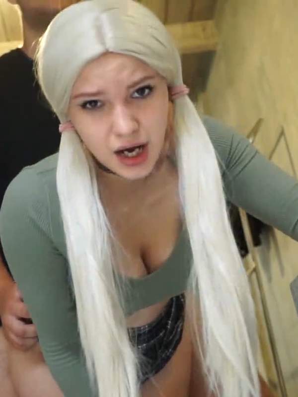 Blonde in Schuluniform fickt sie im Doggystyle