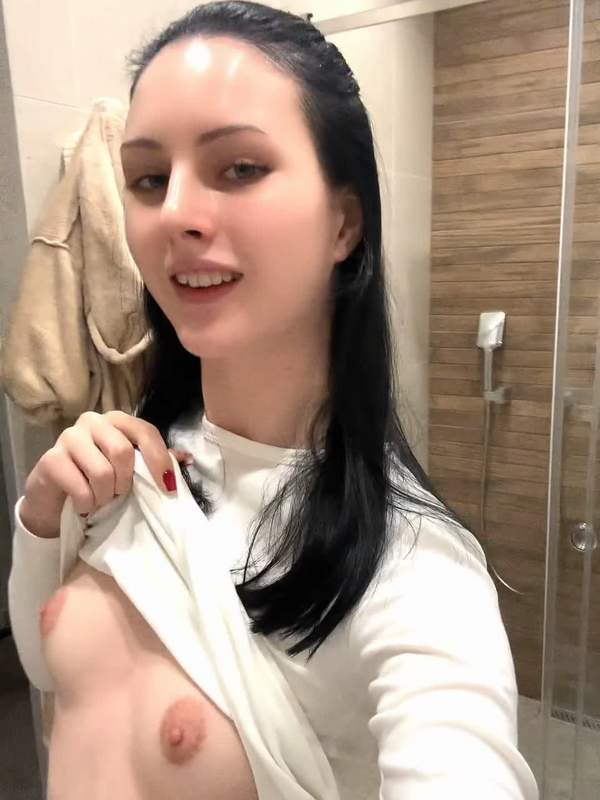 Sarah Nash zeigt ihre kleinen turgelben Titten