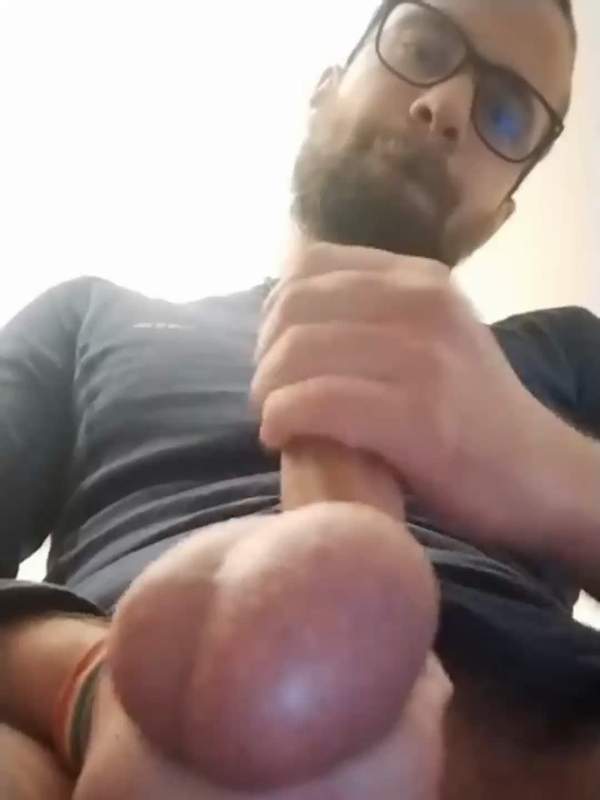 Gay masturbiert mit seinem Schwanz