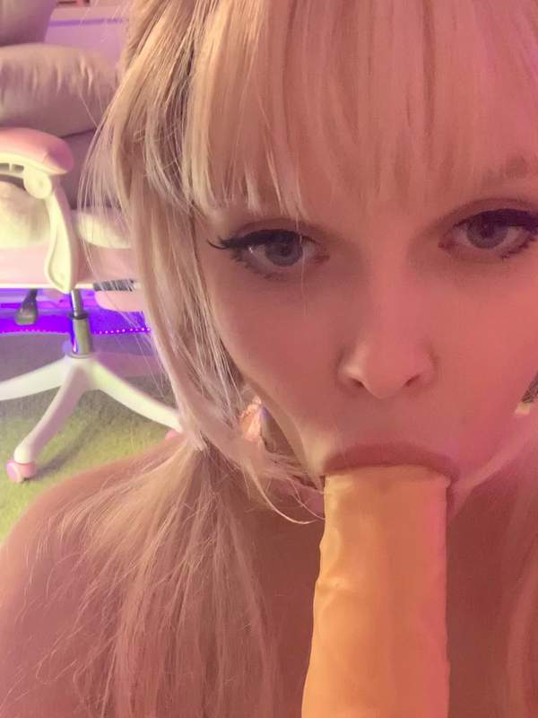 Niedliches blondes Mädchen zeigt sich zierlich solo