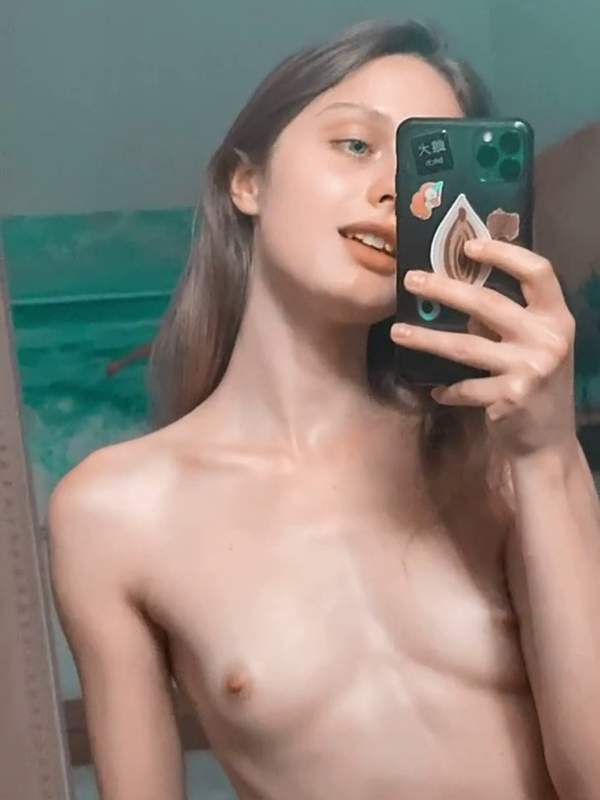 Amateur zeigt nackte Titten und ist bereit für Selfie