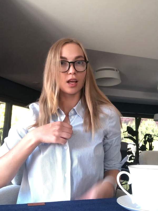 Blonde Mutter mit Brille zeigt Solo und Necken