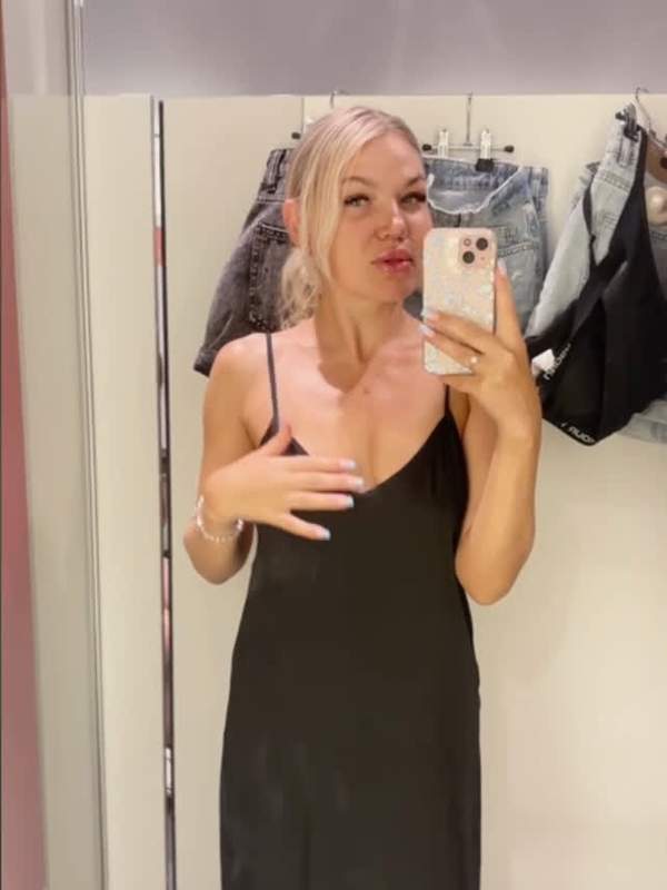Blonde Mutter zeigt nasse Muschi und großen Schwanz