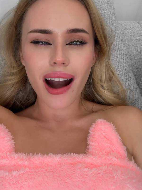 Teen masturbiert mit Dildo und lässt Flüssigkeit durchsickern