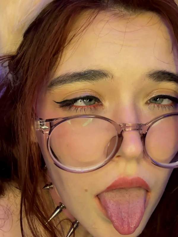 Brünette mit rotem Kopf zeigt Ahegao-Gesicht