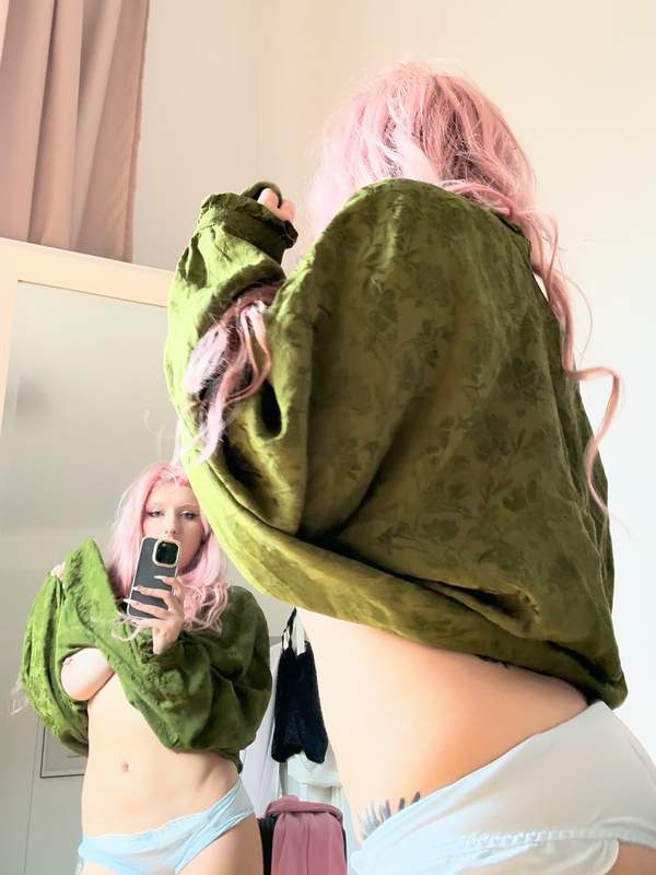Blondes Mädchen mit Tattoos und Piercings zeigt Solo-Szene
