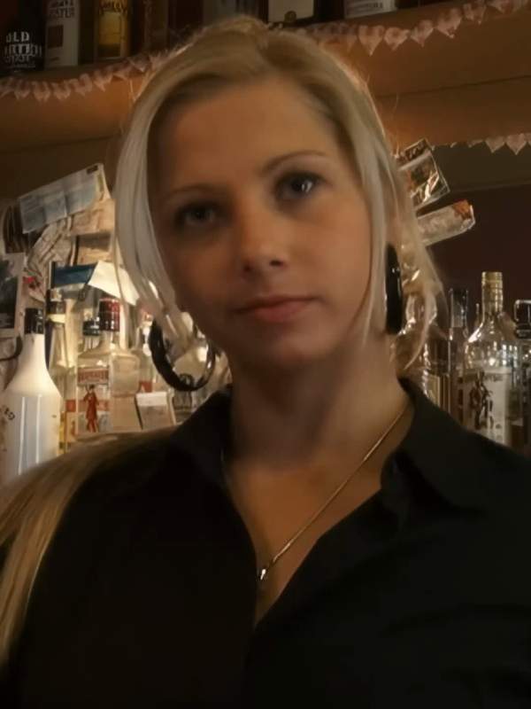 Ich fahre zur Brücke und treffe eine blonde Wirtin im Restaurant-Badezimmer