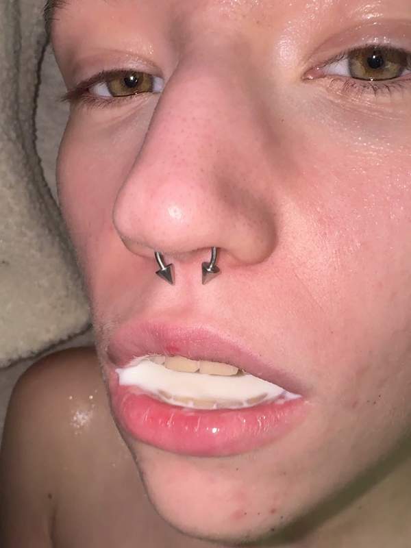Brünette Amateurin mit Piercings lässt Milch durchsickern