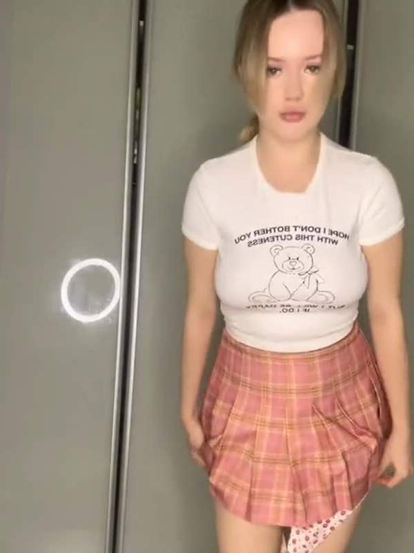 Blonde zeigt straffes Shirt und kurze Rock